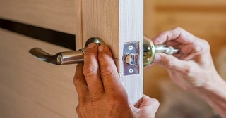 Установка и замена дверной ручки в Балтийске от 275 руб. – Мастер24, монтаж фурнитуры, недорого